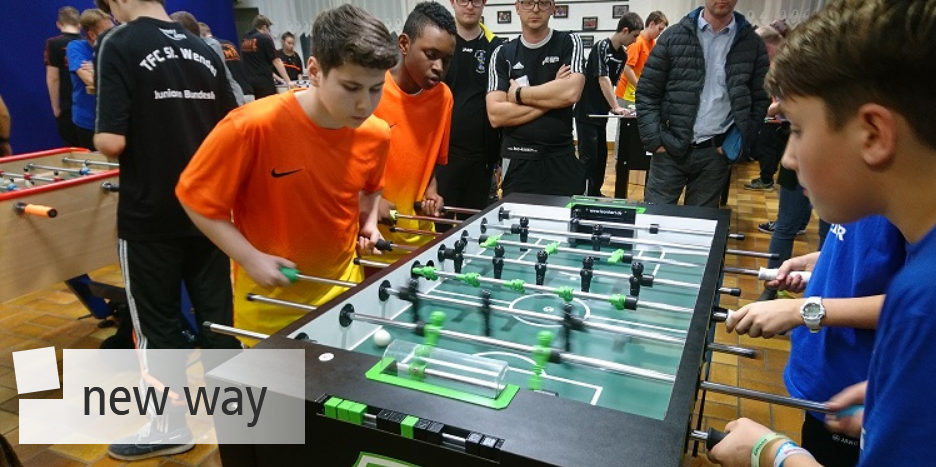 Kinder beim Kickerspielen